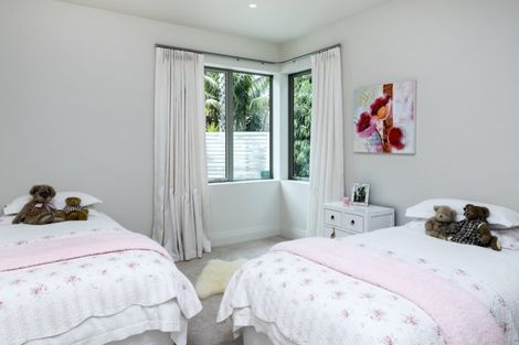 Photo of property in 22 Sanctuary Point, Sunnyhills, Auckland, 2010