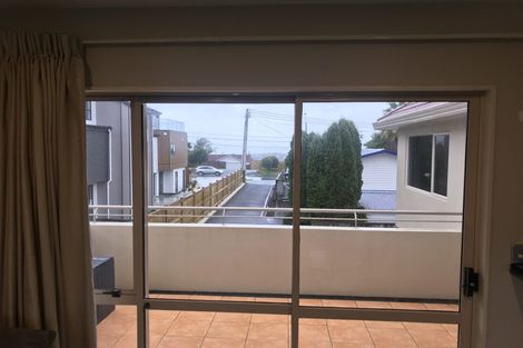 Photo of property in 2/842 East Coast Road, Oteha, Auckland, 0630