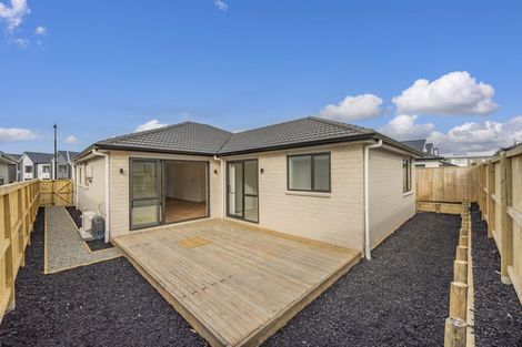 Photo of property in 17 Cara Avenue, Kumeu, 0810