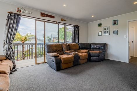 Photo of property in 112 Colwill Road, Massey, Auckland, 0614