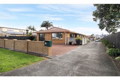 Photo of property in 1/470 Te Atatu Road, Te Atatu Peninsula, Auckland, 0610