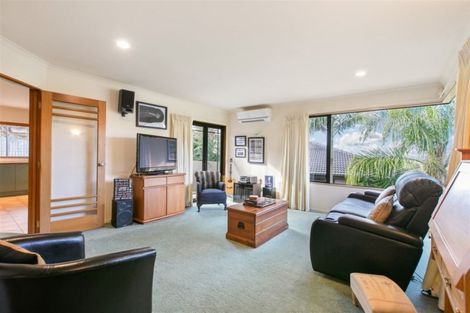 Photo of property in 23 Hogarth Rise, West Harbour, Auckland, 0618