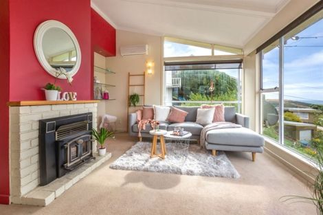 Photo of property in 2 Karoro Place, Paremata, Porirua, 5024