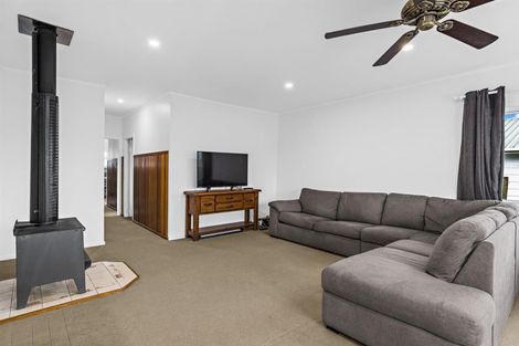 Photo of property in 2 Rere Place, Parakai, 0830