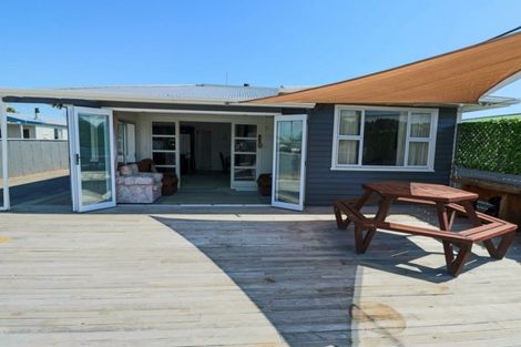 Photo of property in 6 Hennessy Street West, Foxton Beach, Foxton, 4815