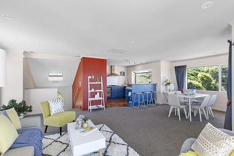 Photo of property in 5 Tamworth Crescent, Newlands, Wellington, 6037