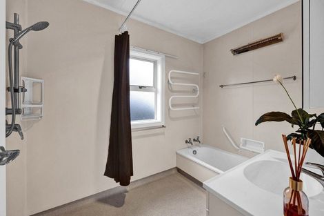 Photo of property in 28 Disraeli Street, Hawera, 4610