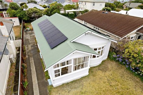 Photo of property in 70 Endeavour Street, Lyall Bay, Wellington, 6022