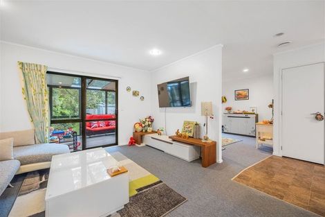 Photo of property in 2/9 Ridgewood Crescent, Birkenhead, Auckland, 0626