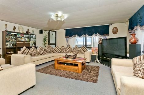 Photo of property in 80 Totaravale Drive, Totara Vale, Auckland, 0629