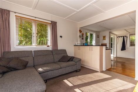 Photo of property in 8 Dorothy Road, Laingholm, Auckland, 0604