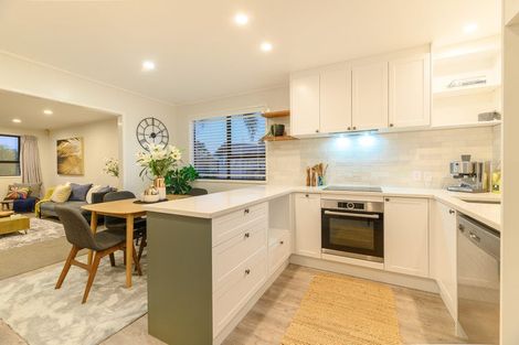 Photo of property in 17 Foyle Place, Glendene, Auckland, 0602