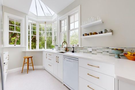 Photo of property in 31 Maarama Crescent, Aro Valley, Wellington, 6021