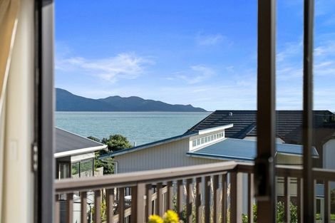 Photo of property in 18 Ara Kuaka, Waikanae Beach, Waikanae, 5036