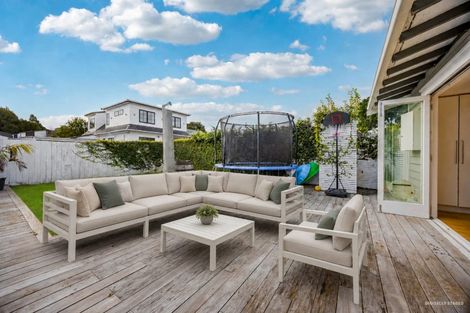 Photo of property in 9 Ocean View Road, Hillcrest, Auckland, 0627