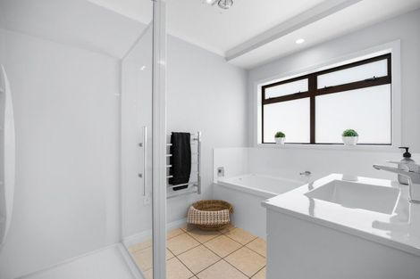 Photo of property in 1 Holcombrooke Lane, Welcome Bay, Tauranga, 3175