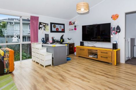 Photo of property in 71 Ravenwood Drive, Forrest Hill, Auckland, 0620
