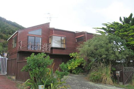 Photo of property in 16 Arahanga Grove, Maupuia, Wellington, 6022