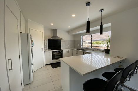 Photo of property in 1/92 Mirrabooka Avenue, Botany Downs, Auckland, 2010