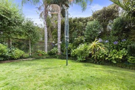 Photo of property in 9/8 Tobago Place, Sunnynook, Auckland, 0620