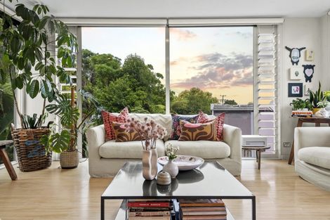 Photo of property in 42 Bayview Road, Browns Bay, Auckland, 0630