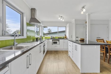 Photo of property in 18 Athenree Road, Athenree, Katikati, 3177