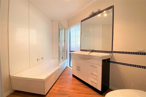 Photo of property in 2 Stitchbird Close, Murrays Bay, Auckland, 0630