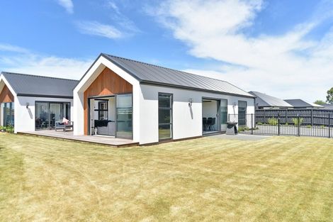 Photo of property in 17 Angus Place, Rangiora, 7400