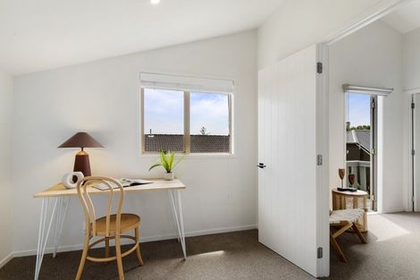 Photo of property in 2/5 Eversleigh Road, Belmont, Auckland, 0622