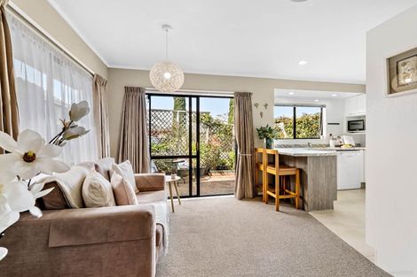 Photo of property in 1 Spears Place, Botany Downs, Auckland, 2010