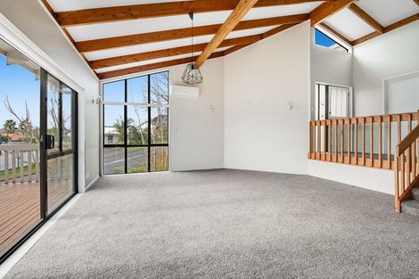 Photo of property in 10 Unsworth Drive, Unsworth Heights, Auckland, 0632