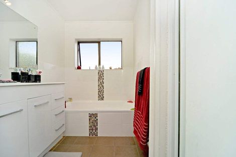 Photo of property in 21b Sunnypark Avenue, Rosehill, Papakura, 2113