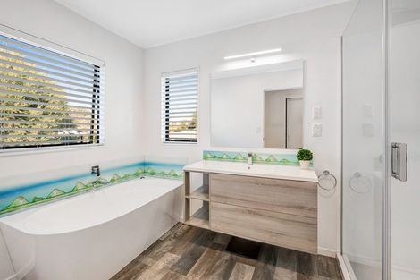 Photo of property in 1418 Whangaparaoa Road, Army Bay, Whangaparaoa, 0930