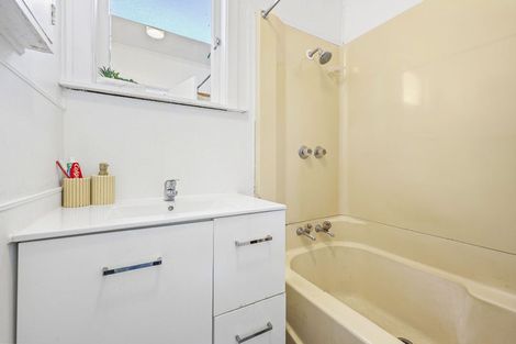 Photo of property in 16 Parrs Cross Road, Henderson, Auckland, 0612