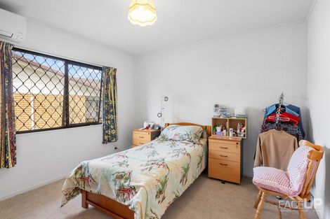 Photo of property in 5 Bosnyak Drive, Te Atatu South, Auckland, 0610