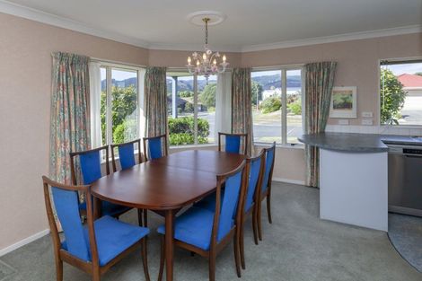 Photo of property in 2 Crown Hill, Paraparaumu, 5032