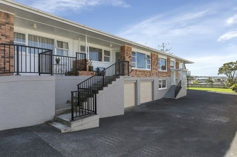 Photo of property in 2/613 Beach Road, Rothesay Bay, Auckland, 0630