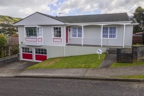 Photo of property in 2 Florio Terrace, Tawa, Wellington, 5028