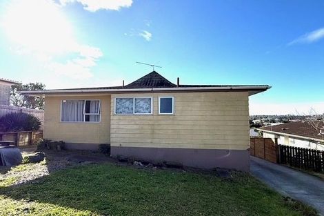 Photo of property in 261 Wairau Road, Totara Vale, Auckland, 0627