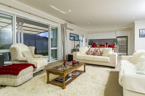 Photo of property in 18 Larmer Drive, Kumeu, 0810