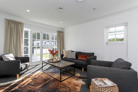 Photo of property in 43 Cumberland Street, Merrilands, New Plymouth, 4312