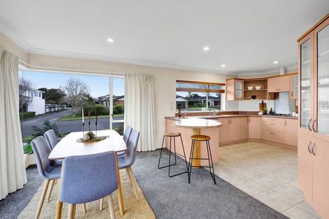 Photo of property in 18 Kinross Drive, Merrilands, New Plymouth, 4312