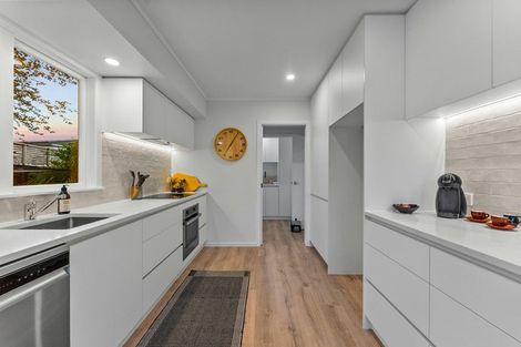 Photo of property in 21 Lantana Road, Green Bay, Auckland, 0604