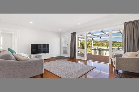 Photo of property in 24 La Rosa Street, Green Bay, Auckland, 0604