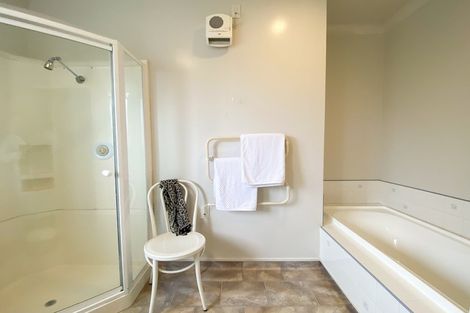 Photo of property in 2 Mckenzie Terrace, Carterton, 5713