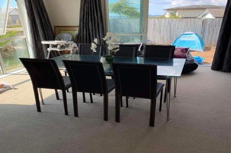 Photo of property in 106 Lake Panorama Drive, Henderson Valley, Auckland, 0612