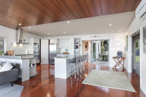 Photo of property in 535 Scenic Drive, Waiatarua, Auckland, 0612