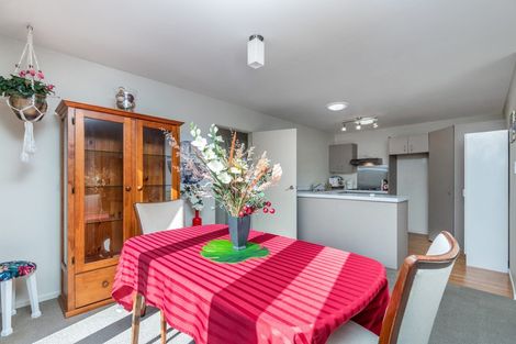 Photo of property in 7a Lyndfield Lane, Newlands, Wellington, 6037