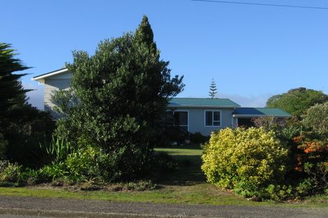 Photo of property in 8 Titoki Road, Waikanae Beach, Waikanae, 5036