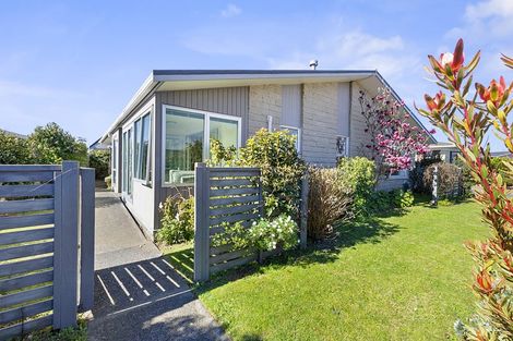 Photo of property in 13 John Guthrie Place, Merrilands, New Plymouth, 4312